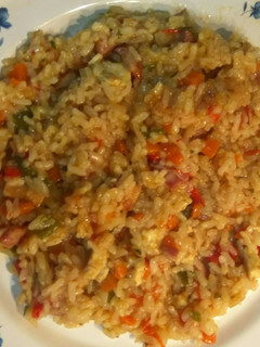 Una foto de Arroz con verduras y tortilla francesa