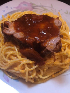 Una foto de Tallarines a la huancaina con asado de bondiola