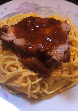 Una foto de Tallarines a la huancaina con asado de bondiola