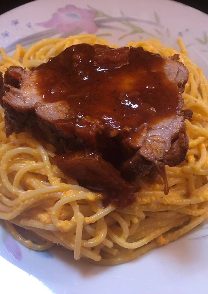 Una foto de Tallarines a la huancaina con asado de bondiola