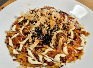 รูปของ Okonomiyaki โอโคโนมิยากิแบบผสมแป้งเอง (พิซซ่าญี่ปุ่น)