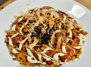 รูปของ Okonomiyaki โอโคโนมิยากิแบบผสมแป้งเอง (พิซซ่าญี่ปุ่น)
