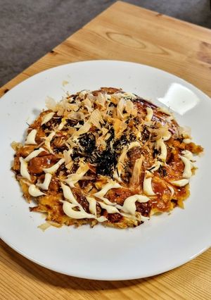 รูปของ Okonomiyaki โอโคโนมิยากิแบบผสมแป้งเอง (พิซซ่าญี่ปุ่น)