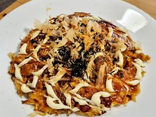 Okonomiyaki โอโคโนมิยากิแบบผสมแป้งเอง (พิซซ่าญี่ปุ่น)