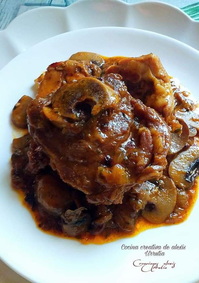 Una foto de Cuello de cordero con pollo y champiñones