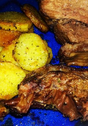 Una foto de Vacío al horno con papas