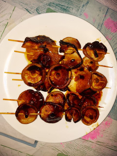 Una foto de Brocheta de setas shiitake con salsa housin
