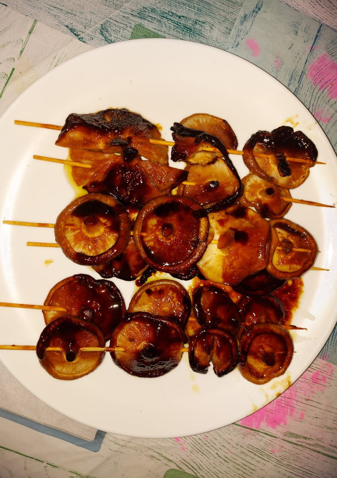 Una foto de Brocheta de setas shiitake con salsa housin