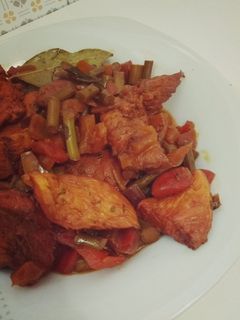 Una foto de Pechuga de pollo 🐥 con verduras🍅🌶️