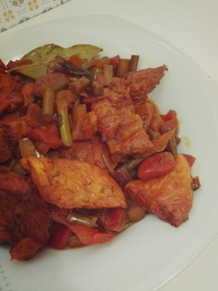 Una foto de Pechuga de pollo 🐥 con verduras🍅🌶️