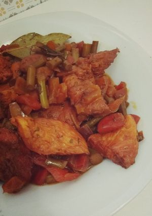 Una foto de Pechuga de pollo 🐥 con verduras🍅🌶️