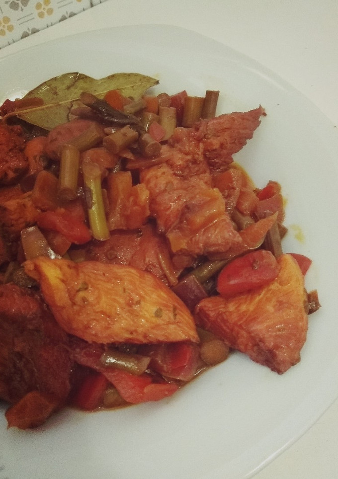 Una foto de Pechuga de pollo 🐥 con verduras🍅🌶️