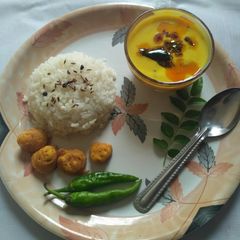 A picture of Pakoda kadhi.