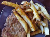 Milanesas fritas acompañadas de papas rústicas al horno