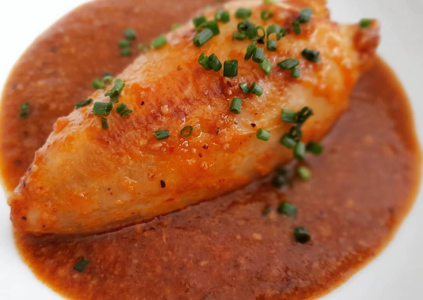 Calamares rellenos de escalivada con salsa de romesco