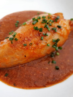 Una foto de Calamares rellenos de escalivada con salsa de romesco