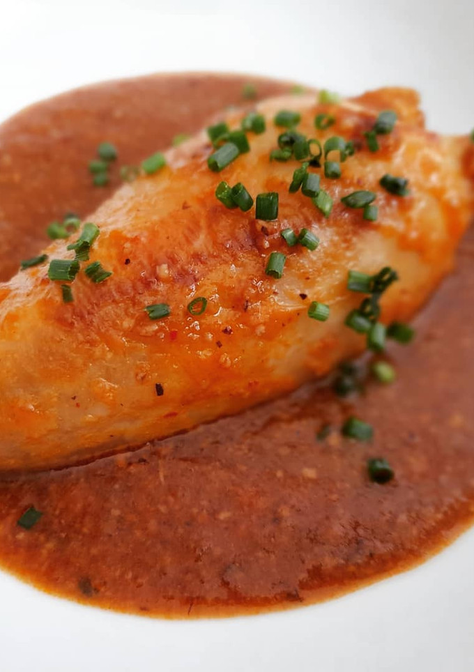 Una foto de Calamares rellenos de escalivada con salsa de romesco