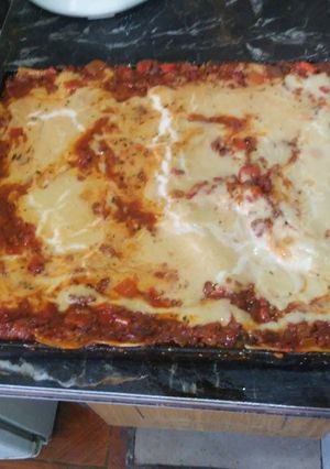 Una foto de Lasaña de jamón y queso con salsa mixta