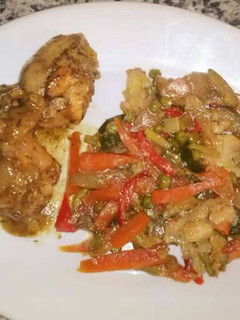 Una foto de Menestra de verduras de la huerta, con pollo al ajillo
