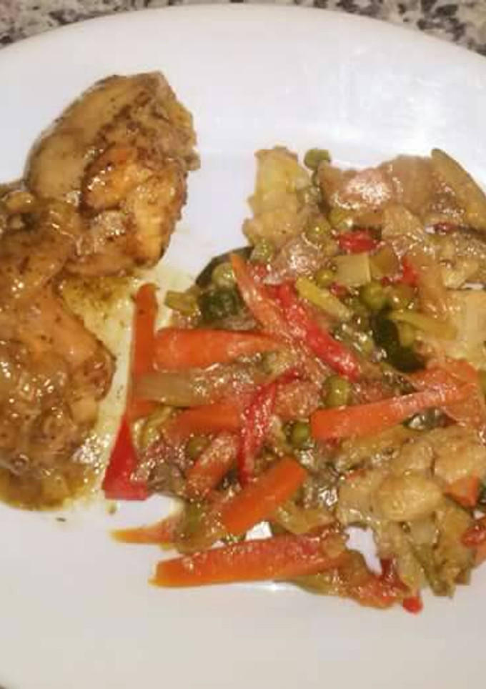 Una foto de Menestra de verduras de la huerta, con pollo al ajillo