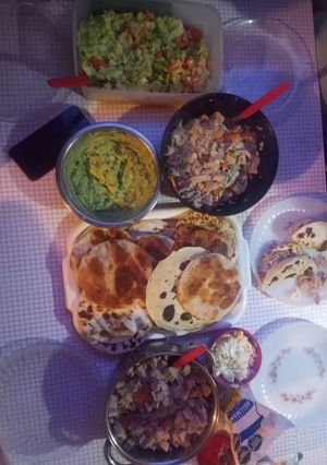 Una foto de Tacos de pollo y carne