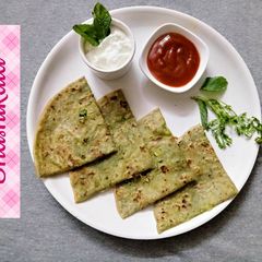 A picture of Mutter paratha.
