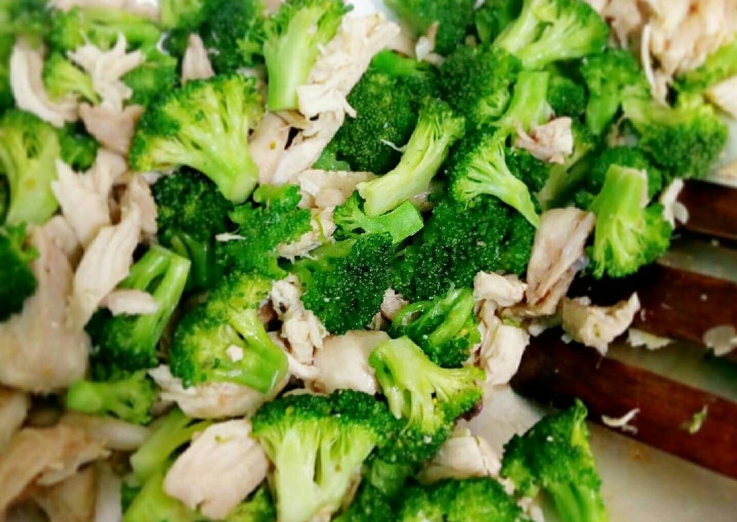 Resep Tumis Ayam Brokoli Bawang Putih oleh Nine Wulan