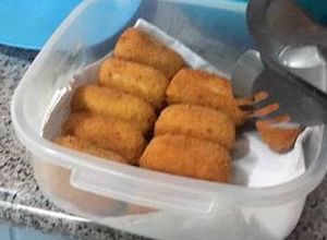Una foto de Croquetas de arroz y salsa blanca