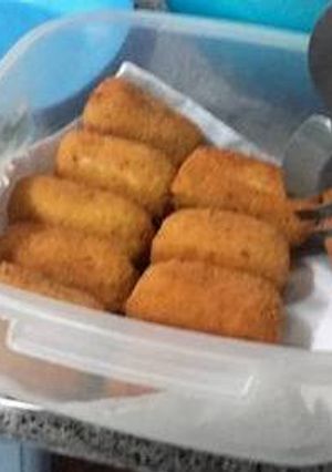 Una foto de Croquetas de arroz y salsa blanca