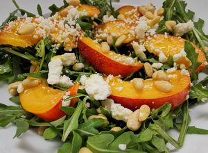 Una foto de Ensalada de arúgula y nectarinas Lena