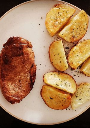 Una foto de Lomo de cerdo con papitas en casco 🤭