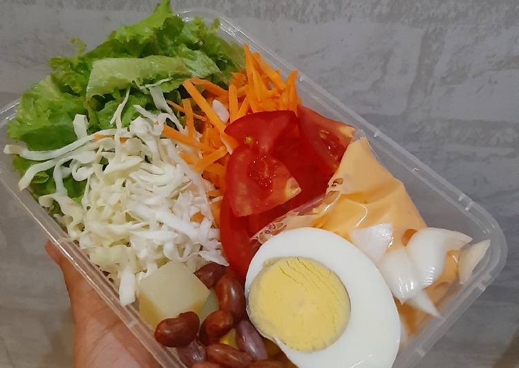 Langkah Mudah untuk Menyiapkan Salad Sayur yang Lezat