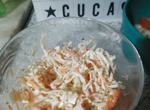 Foto de Salada fresca de couve com cenoura e cebola