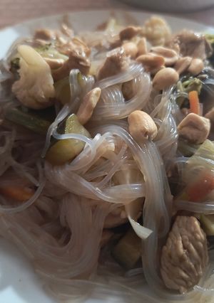 Una foto de Chapsui de verduras con fideos