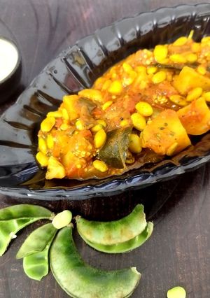 भंडारी स्टाईल पावटयाच्या शेंगाची भाजी (Pavtyachya Shenganchi Bhaji Recipe In Marathi) रेसिपी चे मुख्य फोटो