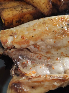 Una foto de Pargo Salvaje a la Plancha con Patatas Gajo y Mayonesa de Ponzu con Trufa y Galbi