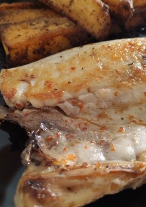 Una foto de Pargo Salvaje a la Plancha con Patatas Gajo y Mayonesa de Ponzu con Trufa y Galbi