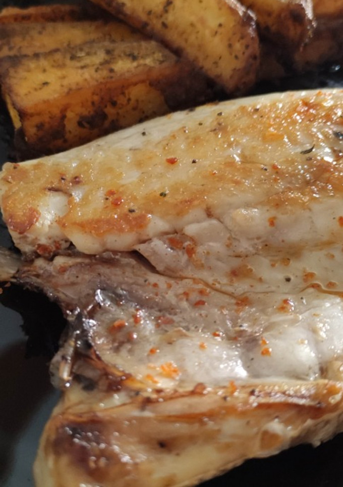 Una foto de Pargo Salvaje a la Plancha con Patatas Gajo y Mayonesa de Ponzu con Trufa y Galbi