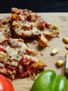 व्हीट बेस पनीर पिझ्झा (paneer pizza recipe in marathi) रेसिपी चे मुख्य फोटो