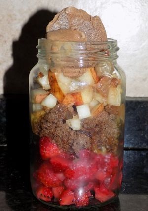 Una foto de Bizcochuelo y frutas en frasco