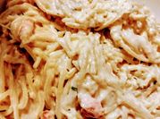 Una foto de espagueti en salsa alfredo