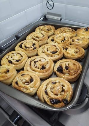 Una foto de Rolls de manzana, pasas de uva y canela 💜💚🧡