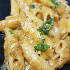 A picture of Italian pasta in white gravy.