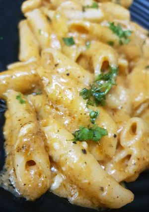 A picture of Italian pasta in white gravy.
