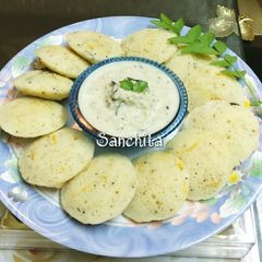 A picture of Oats Carrot Idlis with Coconut chutney.