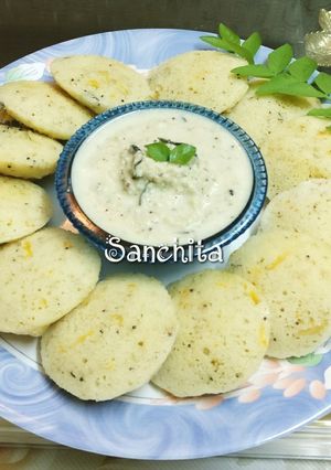 A picture of Oats Carrot Idlis with Coconut chutney.