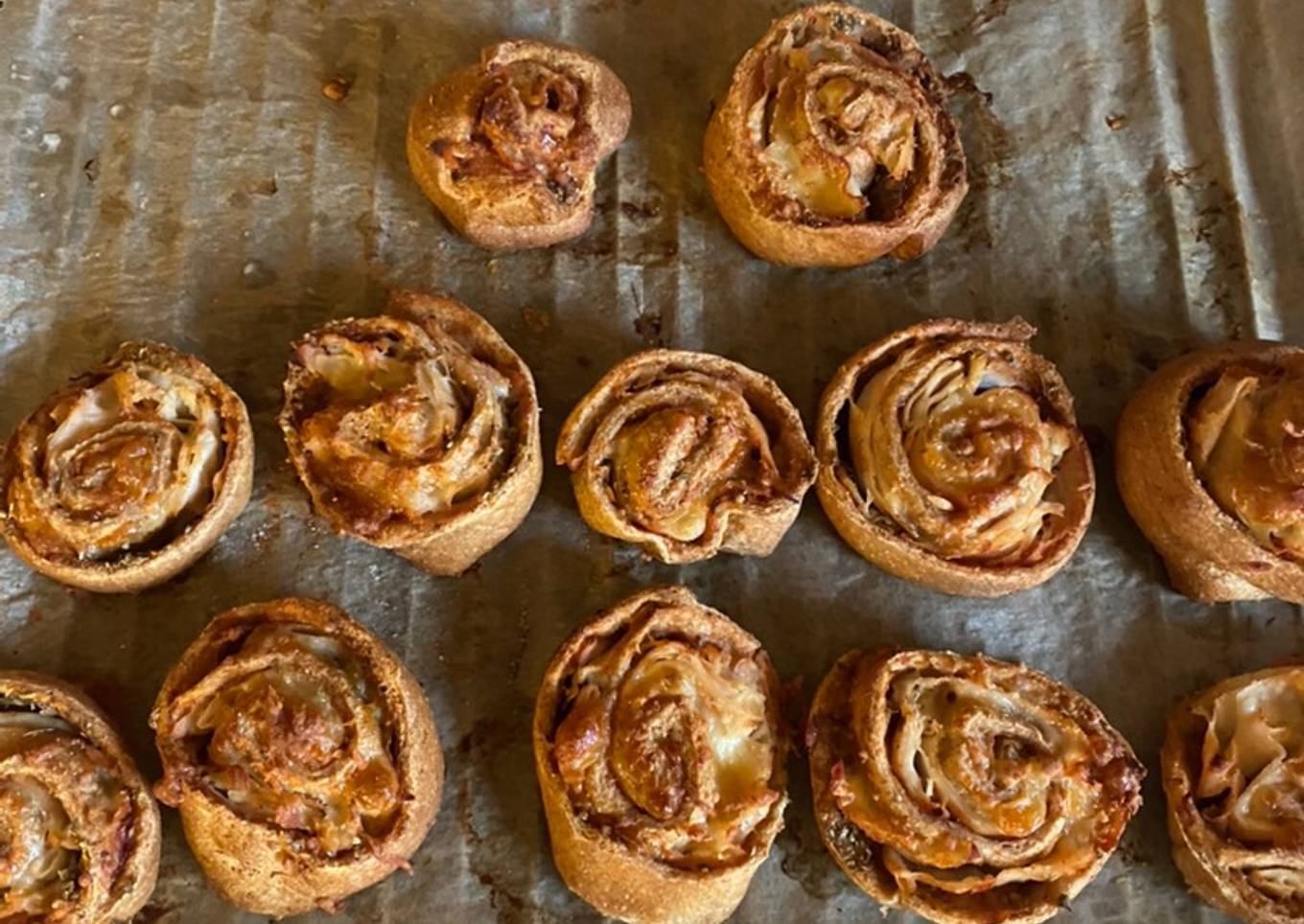 Delicious wholemeal pizza snails