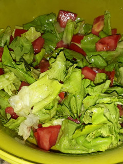 Una foto de Ensalada de lechuga y tomate