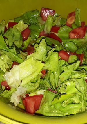 Una foto de Ensalada de lechuga y tomate