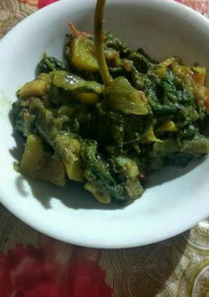 A picture of Bengan palak alu ki sabzi.